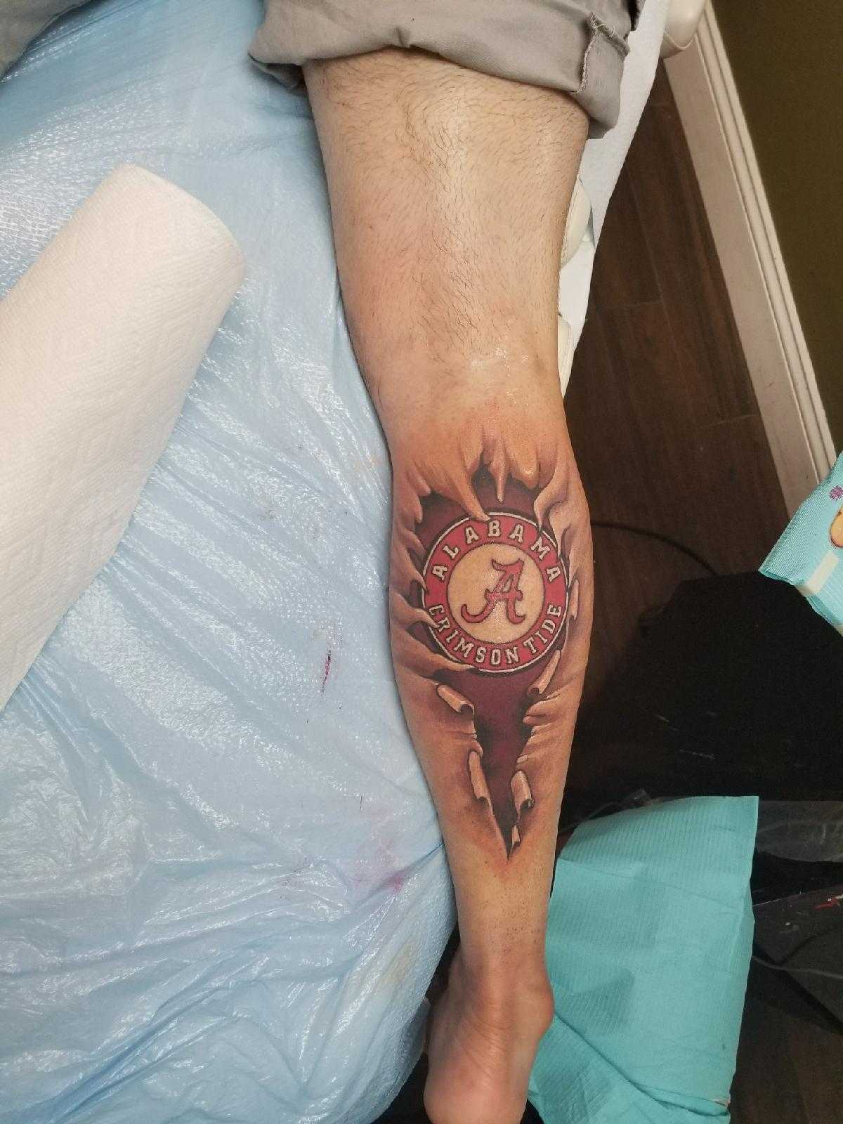 He Bleeds Crimson: Alabama fan gets crazy calf tattoo (photos)